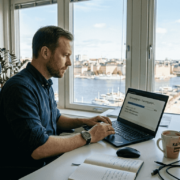 En man som sitter i ett ljust kontor och finslipar datorns prestanda.