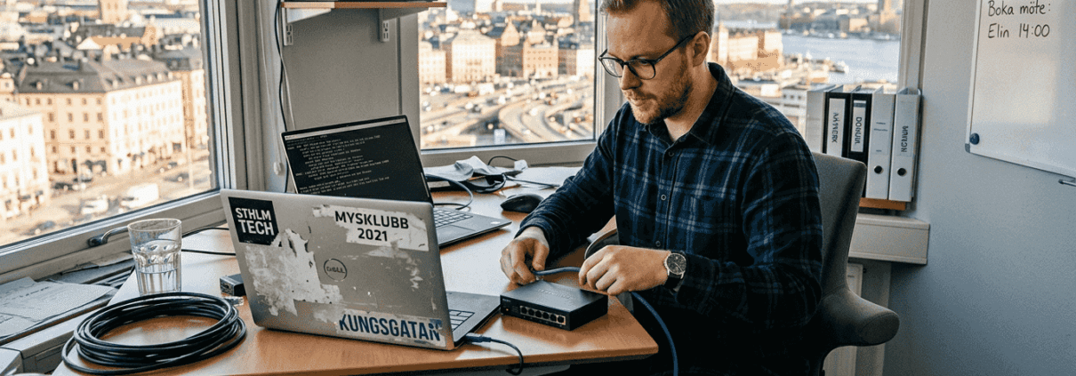 Nätverkstekniker jobbar vid sina datorer på ett kontor i Stockholm.