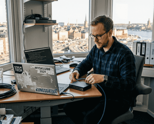 Nätverkstekniker jobbar vid sina datorer på ett kontor i Stockholm.
