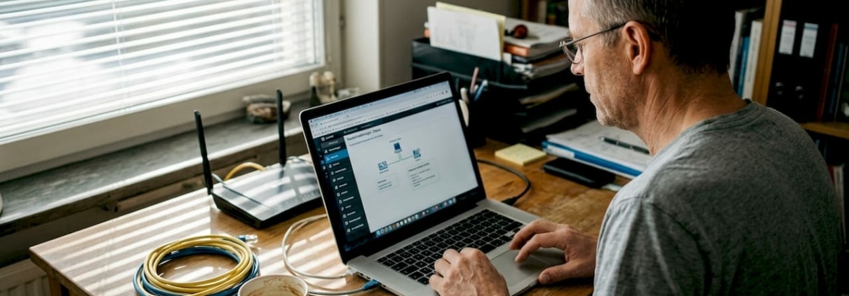 Man ser över säkerheten i sitt hemnätverk vid datorn