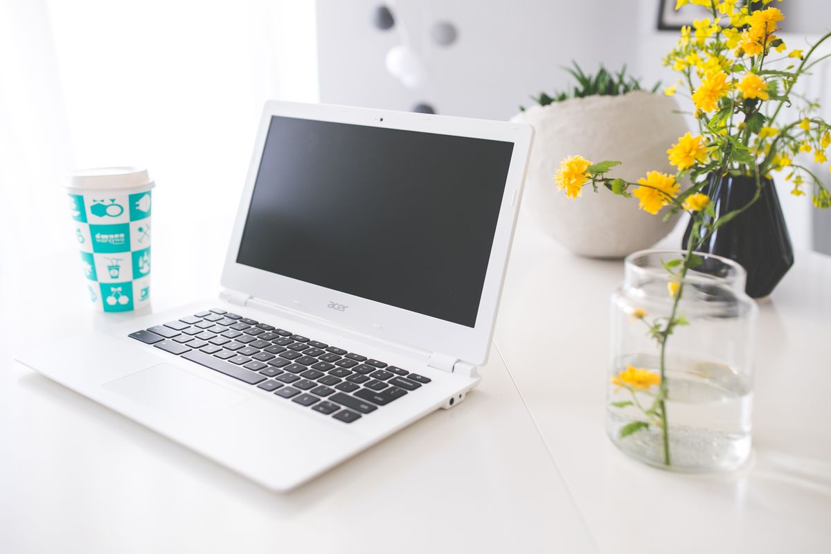 Laptop på ljust skrivbord i hemmiljö