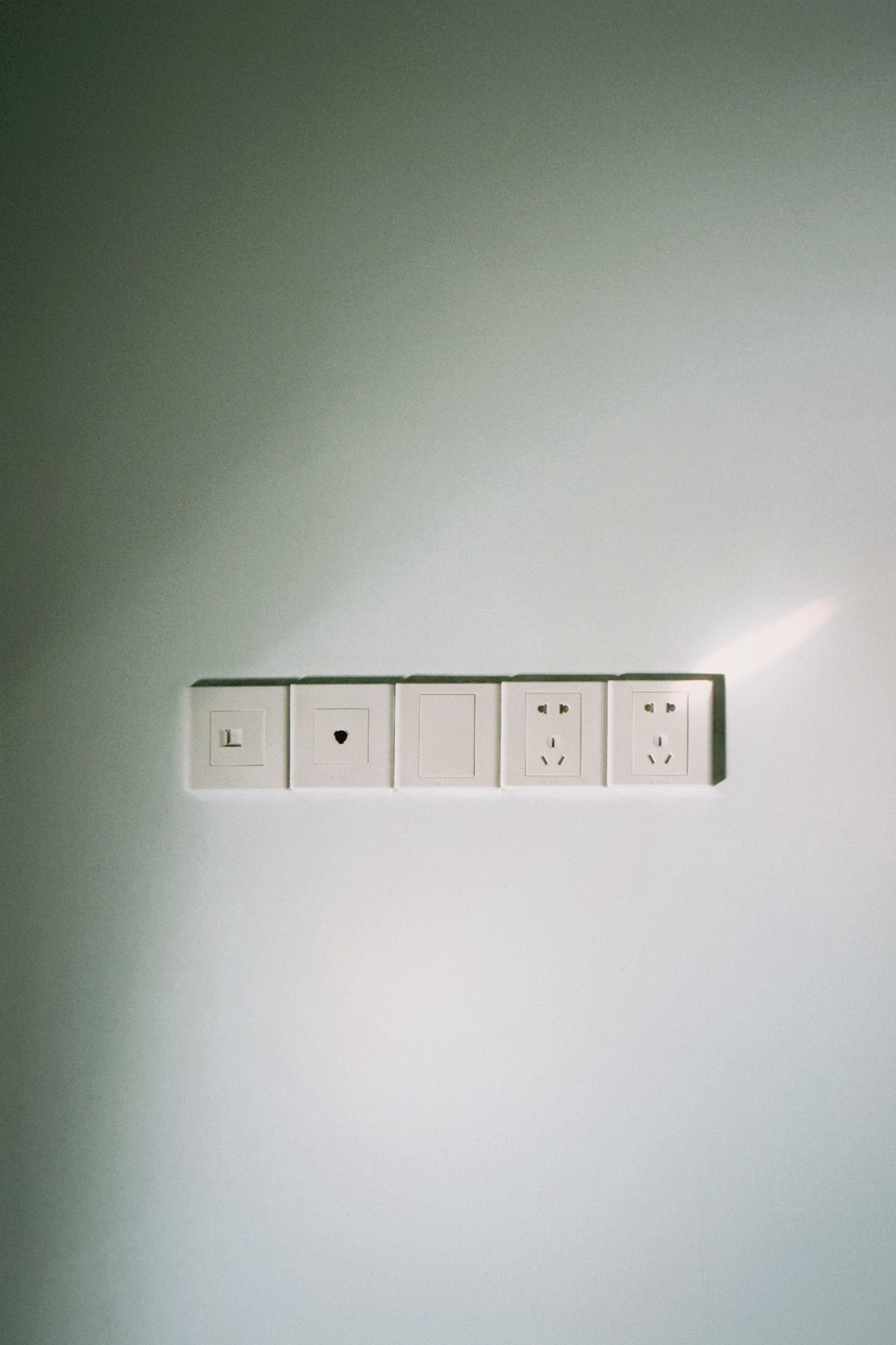 Nätverkskabel med RJ45-kontakt mot vit bakgrund