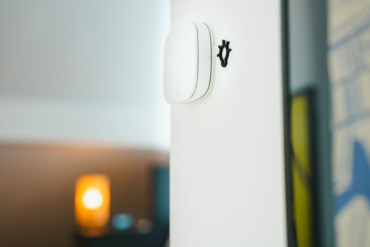 Trådlösa accesspunkter monterade på vit vägg