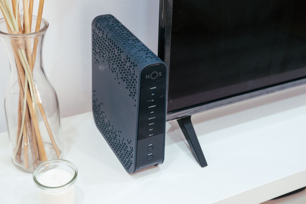 Router på vitt bord i ljust hem