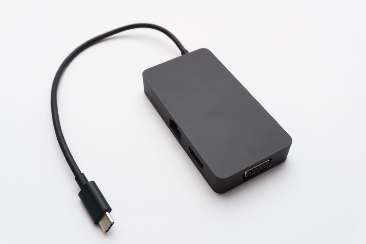Nätverkskabel med RJ45-kontakt mot vit bakgrund
