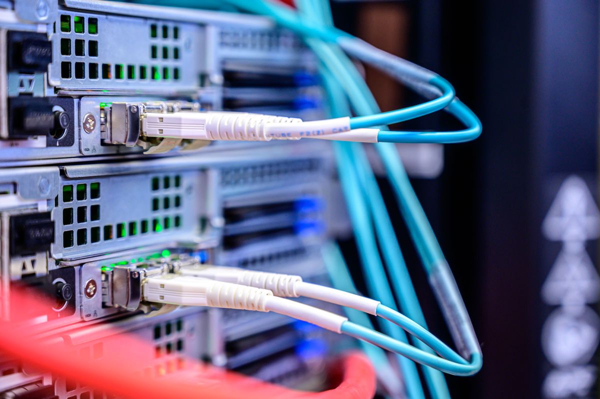 Nätverkskabel med RJ45-kontakt mot vit bakgrund