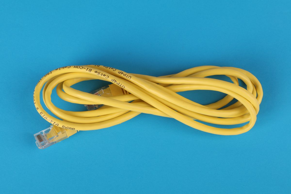 Nätverkskabel med RJ45-kontakt mot vit bakgrund