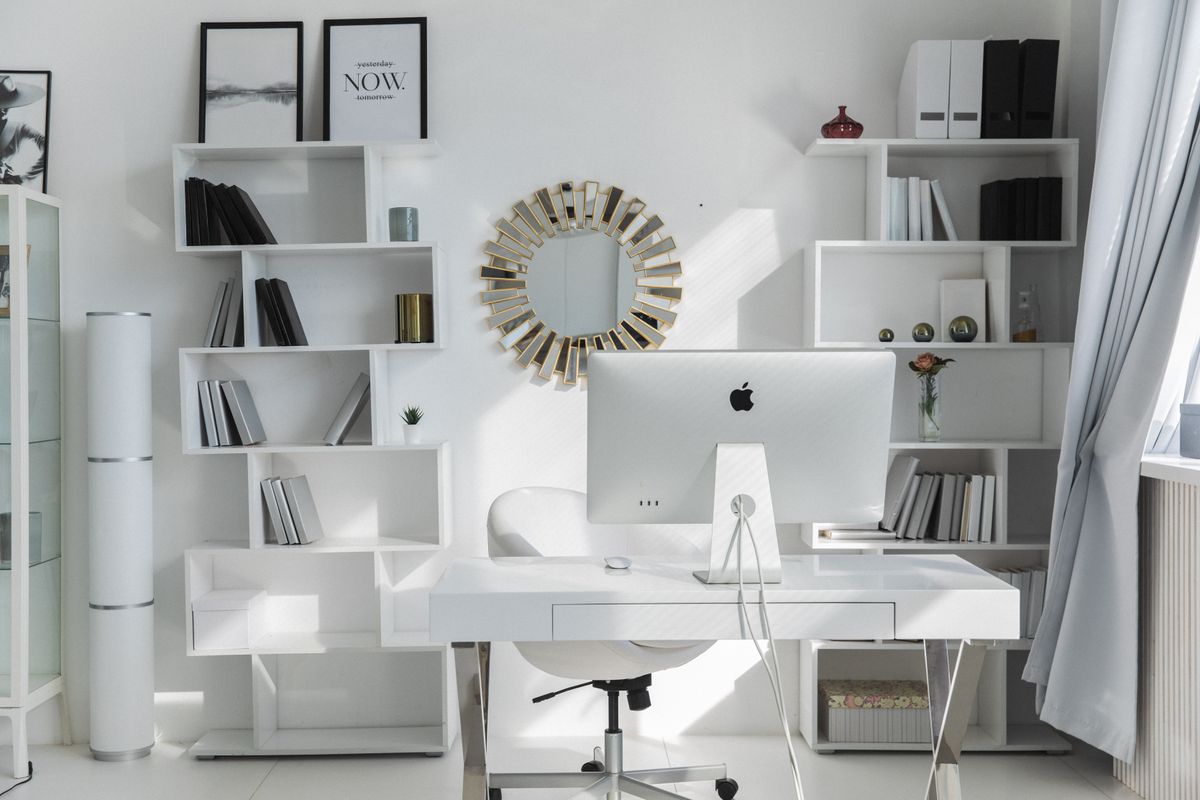 Ljust modernt kontor med arbetsstationer