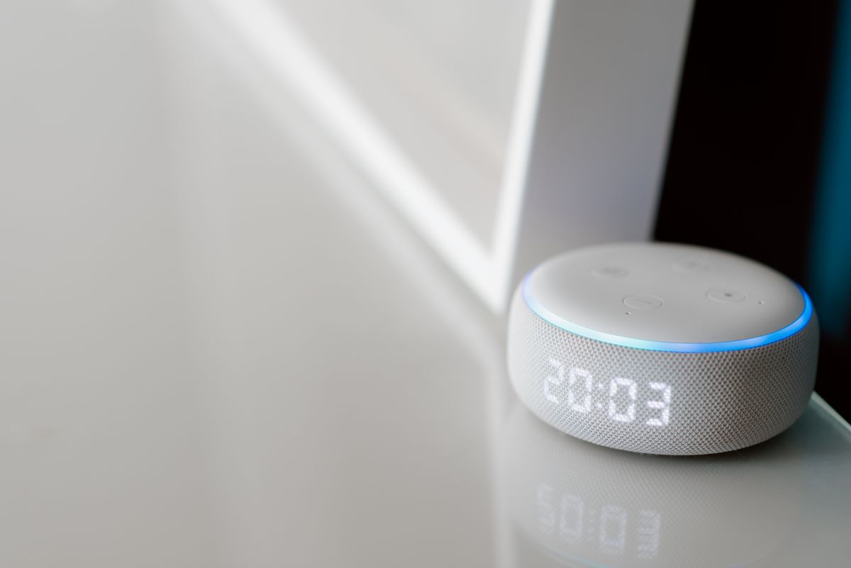 Router på vitt bord i ljust hem