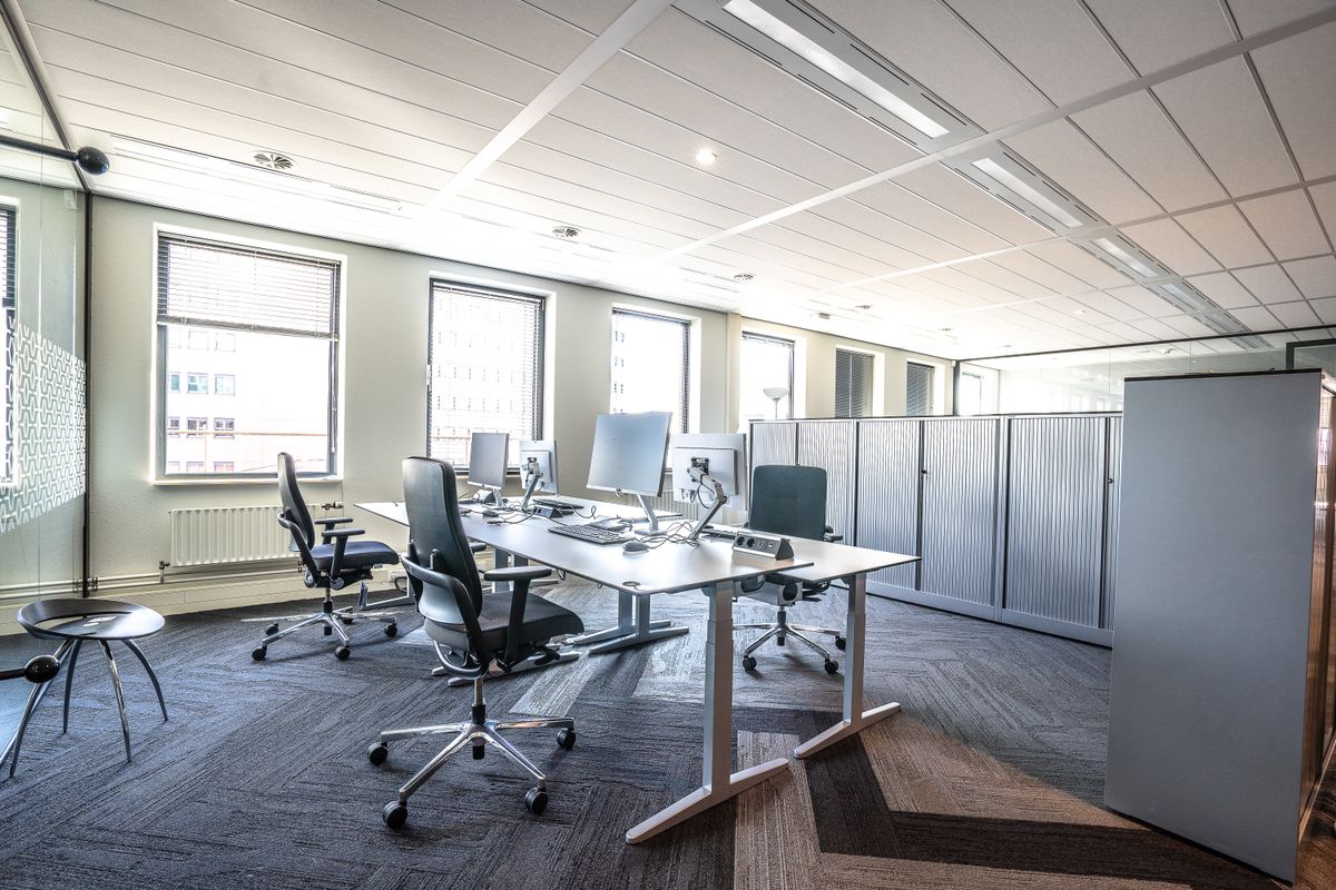 Ljust modernt kontor med arbetsstationer