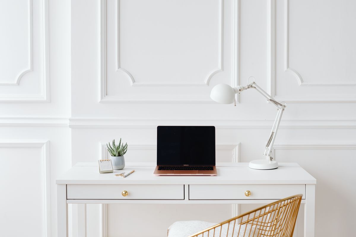 Laptop på ljust skrivbord i hemmiljö