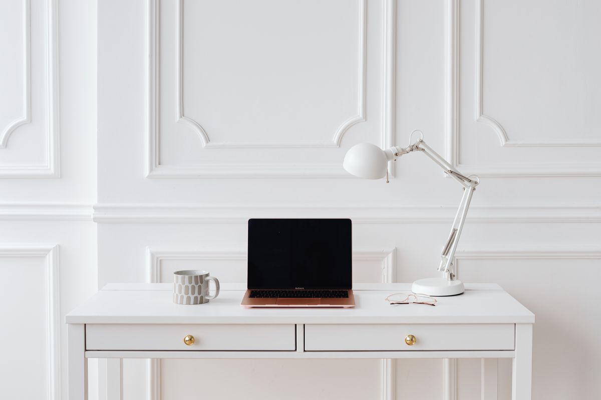 Laptop på ljust skrivbord i hemmiljö