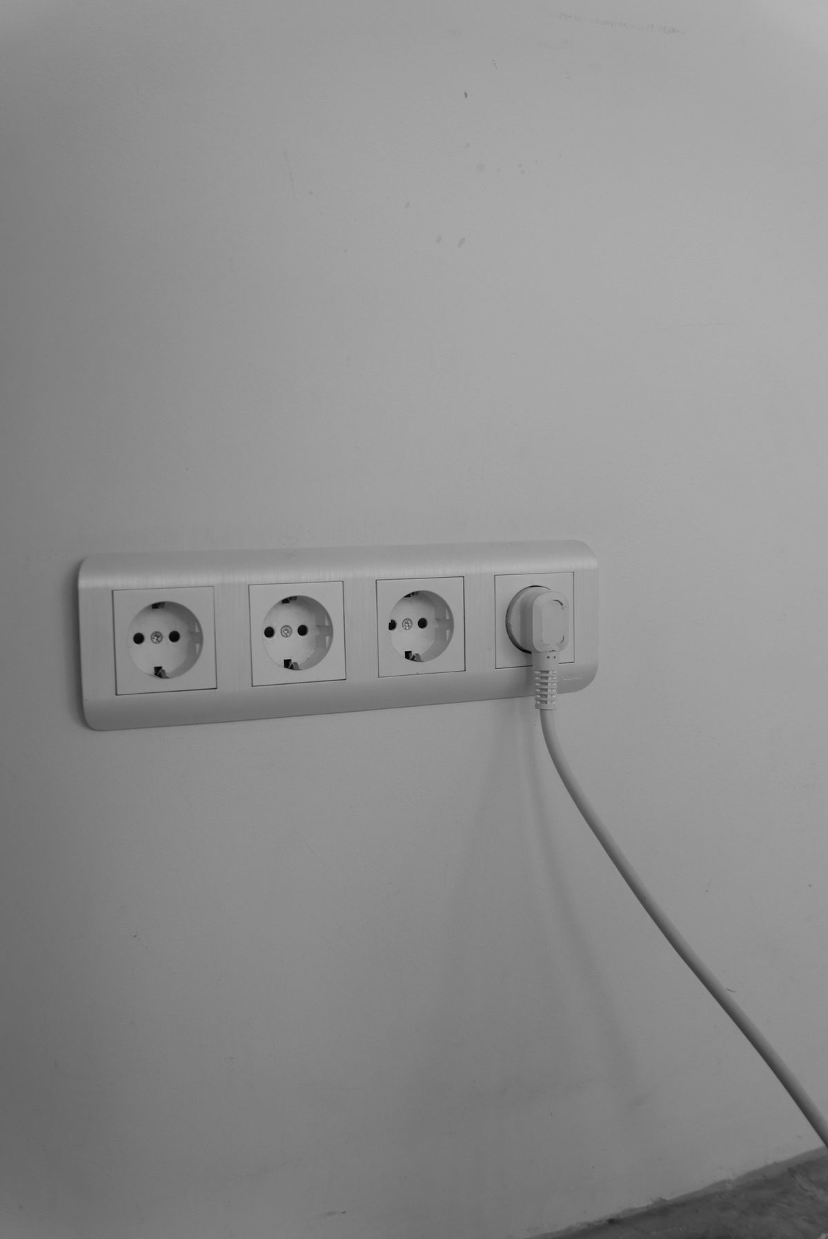 Nätverkskabel med RJ45-kontakt mot vit bakgrund