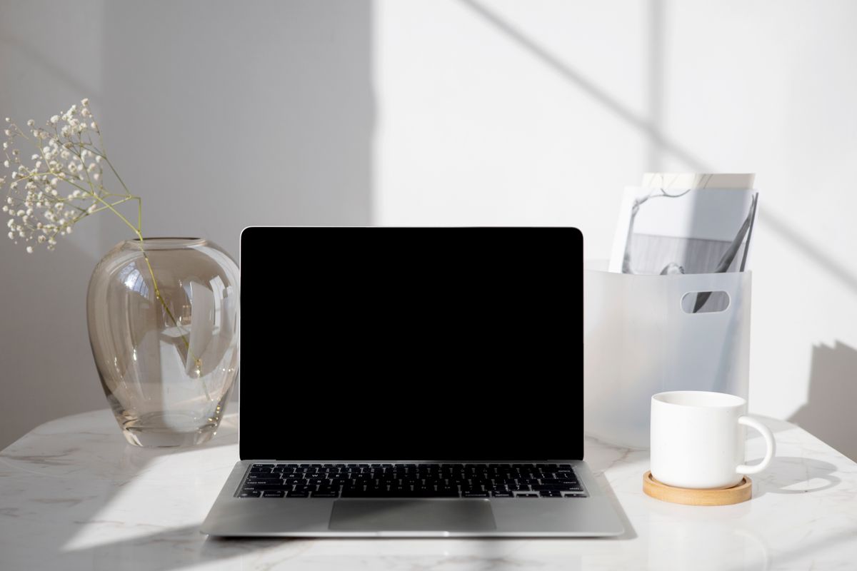Laptop på ljust skrivbord i hemmiljö