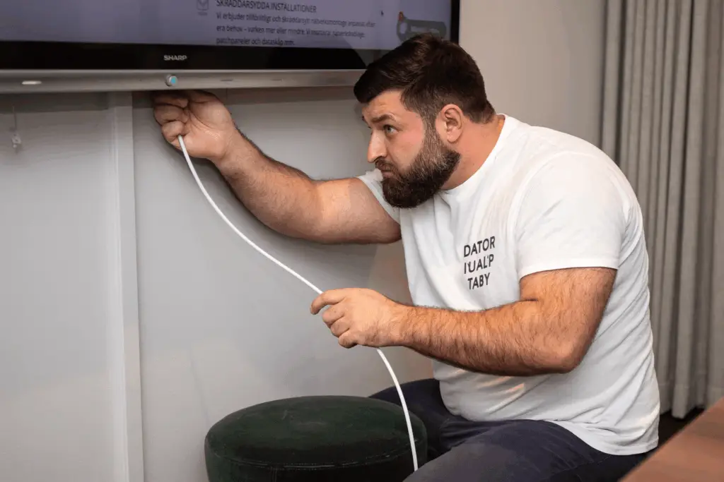 Man kopplar in en kabel