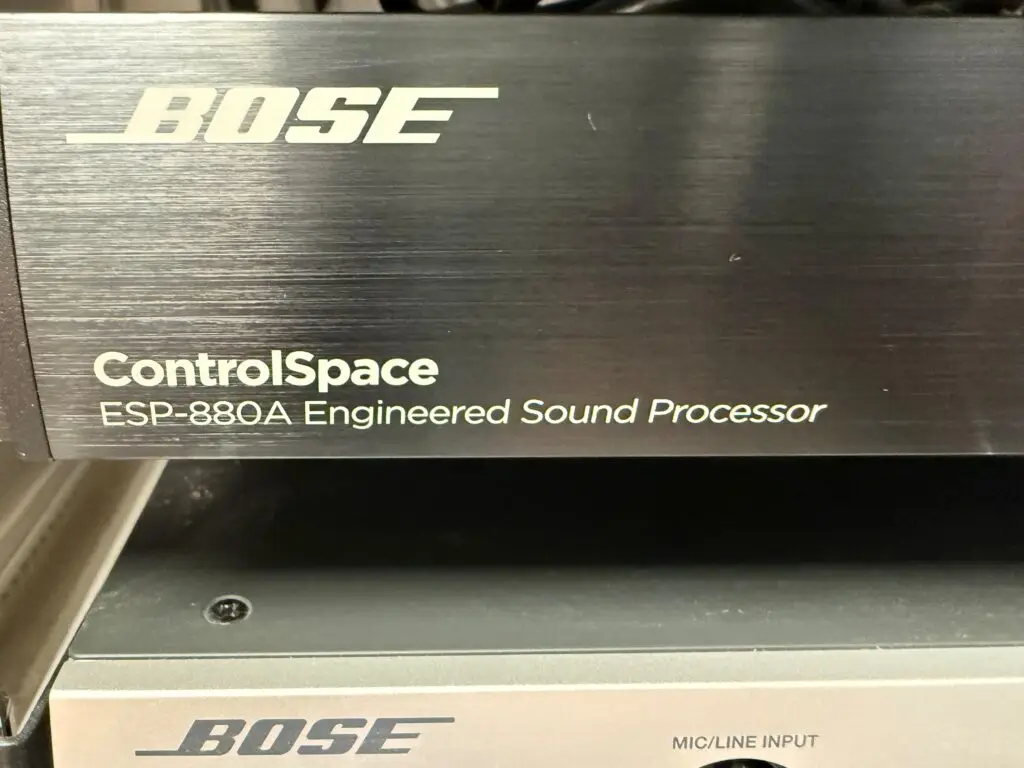 Bose ControlSpace ESP-880A ljudprocessor i serverrack på restaurang i Södra Stockholm