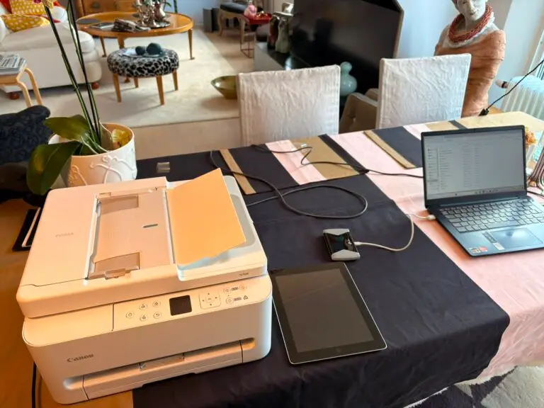 Skrivare kopplas till dator med USB i Täby