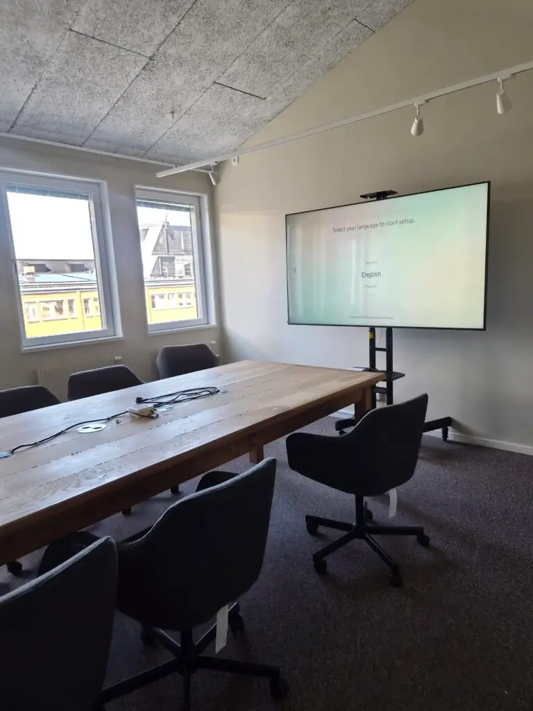75-tums konferensskärmar monterade på stativ i mötesrum i Hägersten