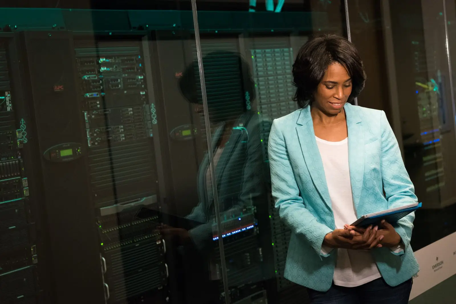 IT-tekniker kontrollerar servrar i ett datacenter