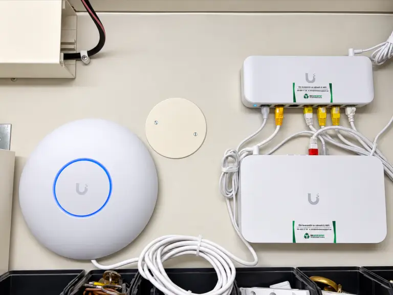 Tre Netgear-routrar blev ett UniFi-nätverk med Wi-Fi 7 i villan på Lidingö