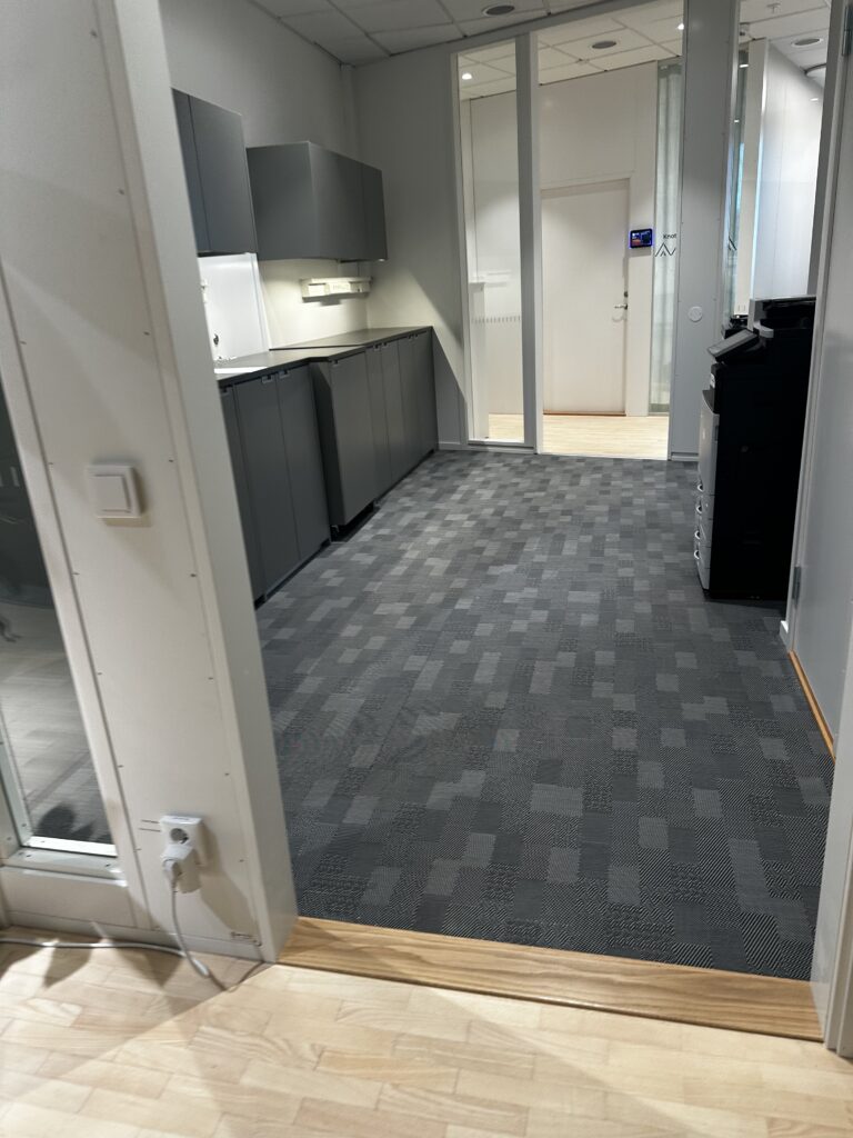 Kontorskorridor med pentry och skrivare hos ett företag i Nacka där vår tekniker gav IT-support på plats