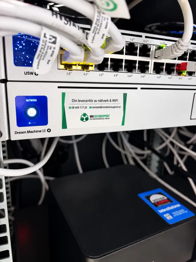 UniFi Dream Machine SE och UniFi-switch i ett nätverksrack på Värmdö
