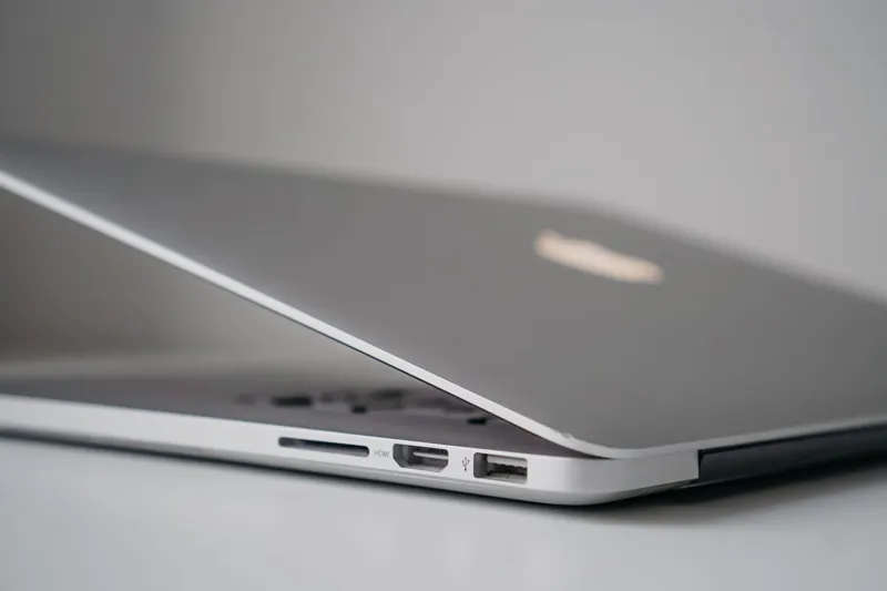 MacBook i silver i närbild