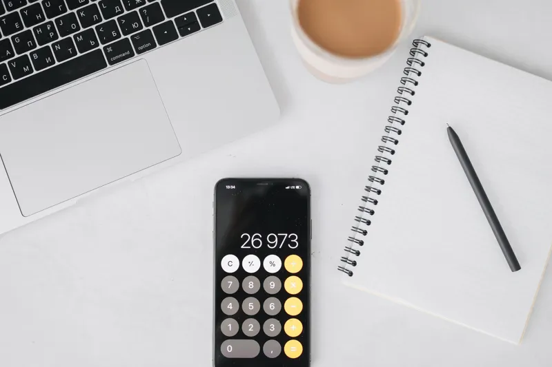 Miniräknare i mobilen och en anteckningsbok