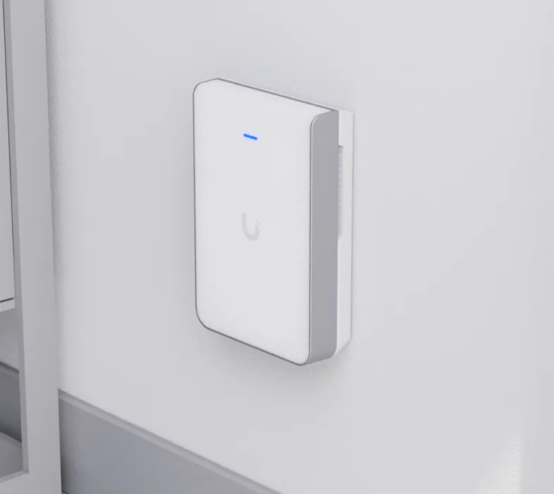 UniFi U7 Pro Wall accesspunkt på en ljus vägg