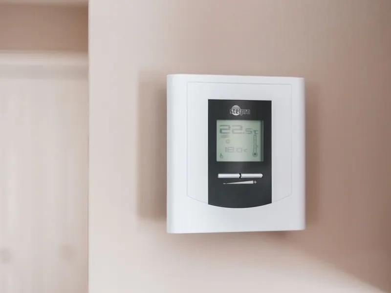Smart termostat på en ljus vägg