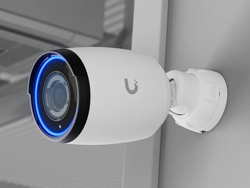 UniFi AI Pro kamera monterad på en vägg