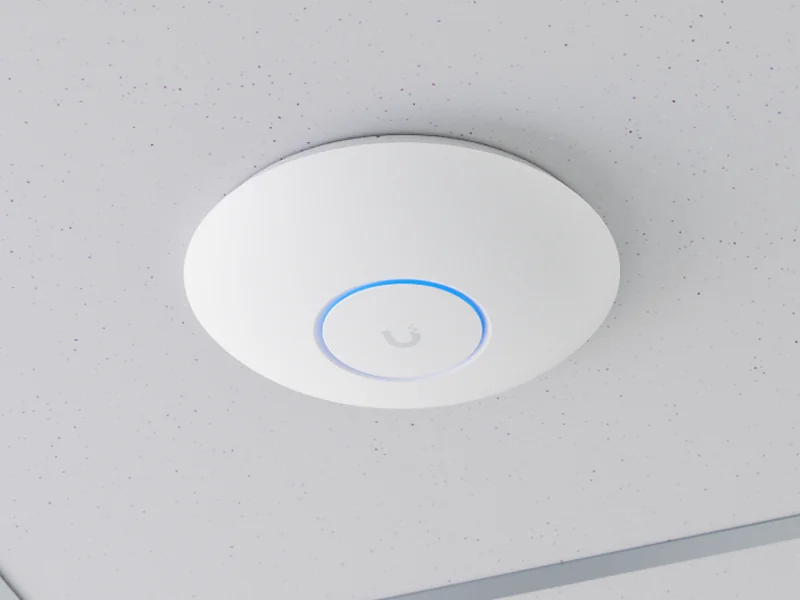 UniFi U7 Pro accesspunkt i ett ljust kontorstak