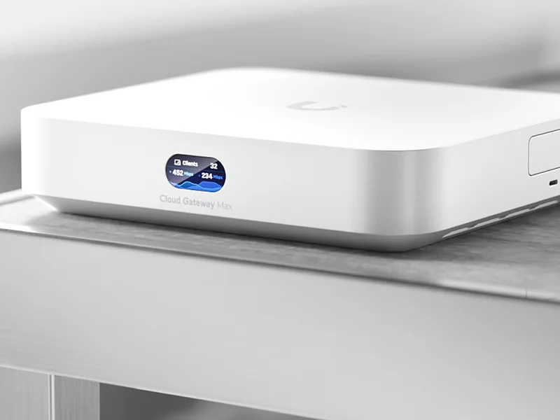 UniFi Cloud Gateway Max med statusdisplay på en hylla