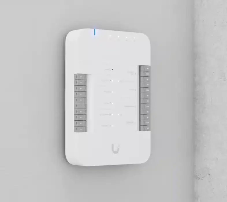 UniFi Access kortläsare på en vit vägg