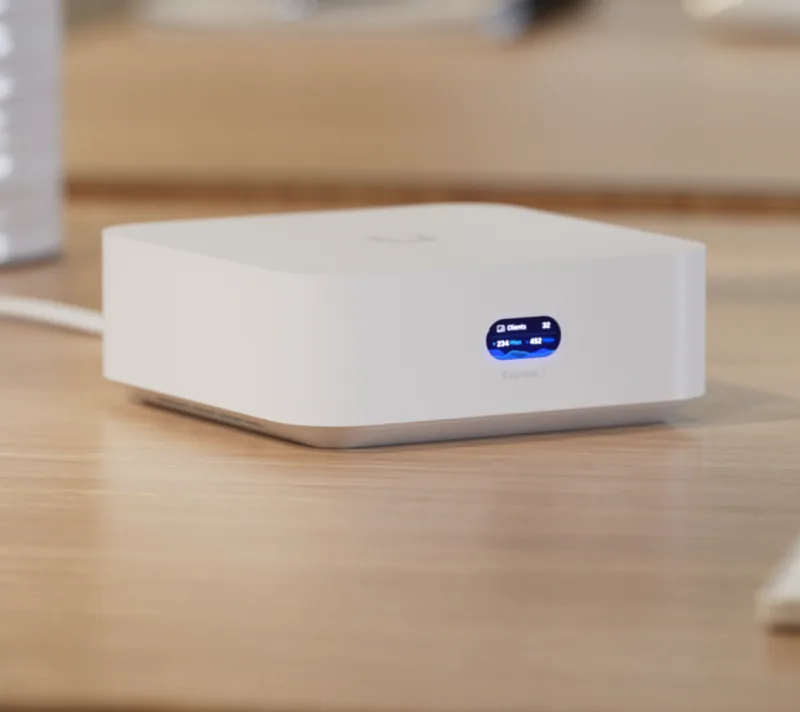 UniFi Express 7 wifi-router på ett ljust bord hemma