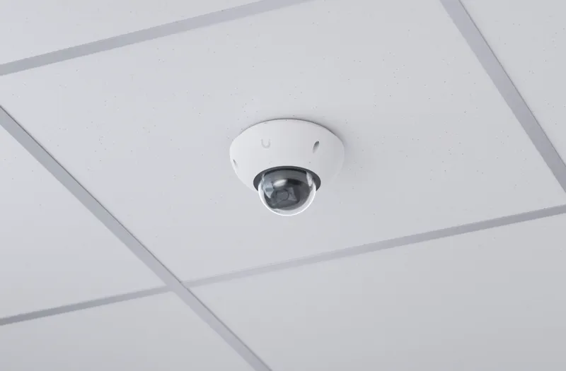 UniFi Protect G6 Dome kamera i ett ljust tak