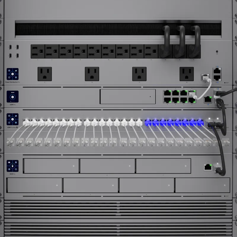 UniFi Pro Max switch med patchkablar i ett rack